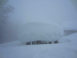 Eingeschneites Häuschen in Myoko, Japan